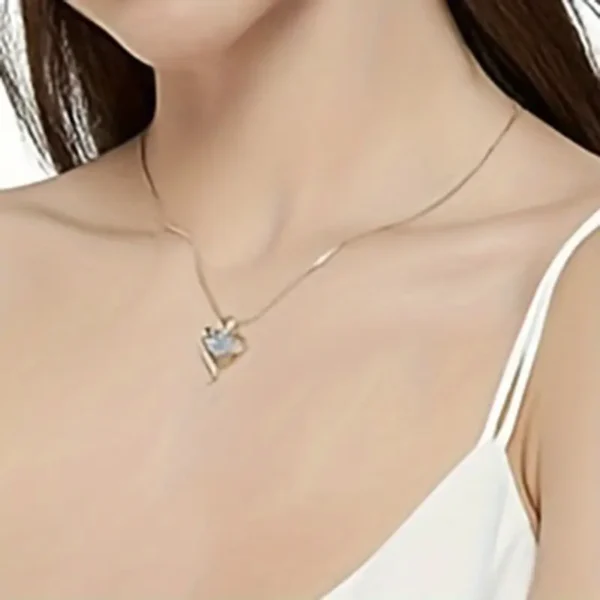 Simple 18K gold-plated three-pronged zirconia heart pendant necklace